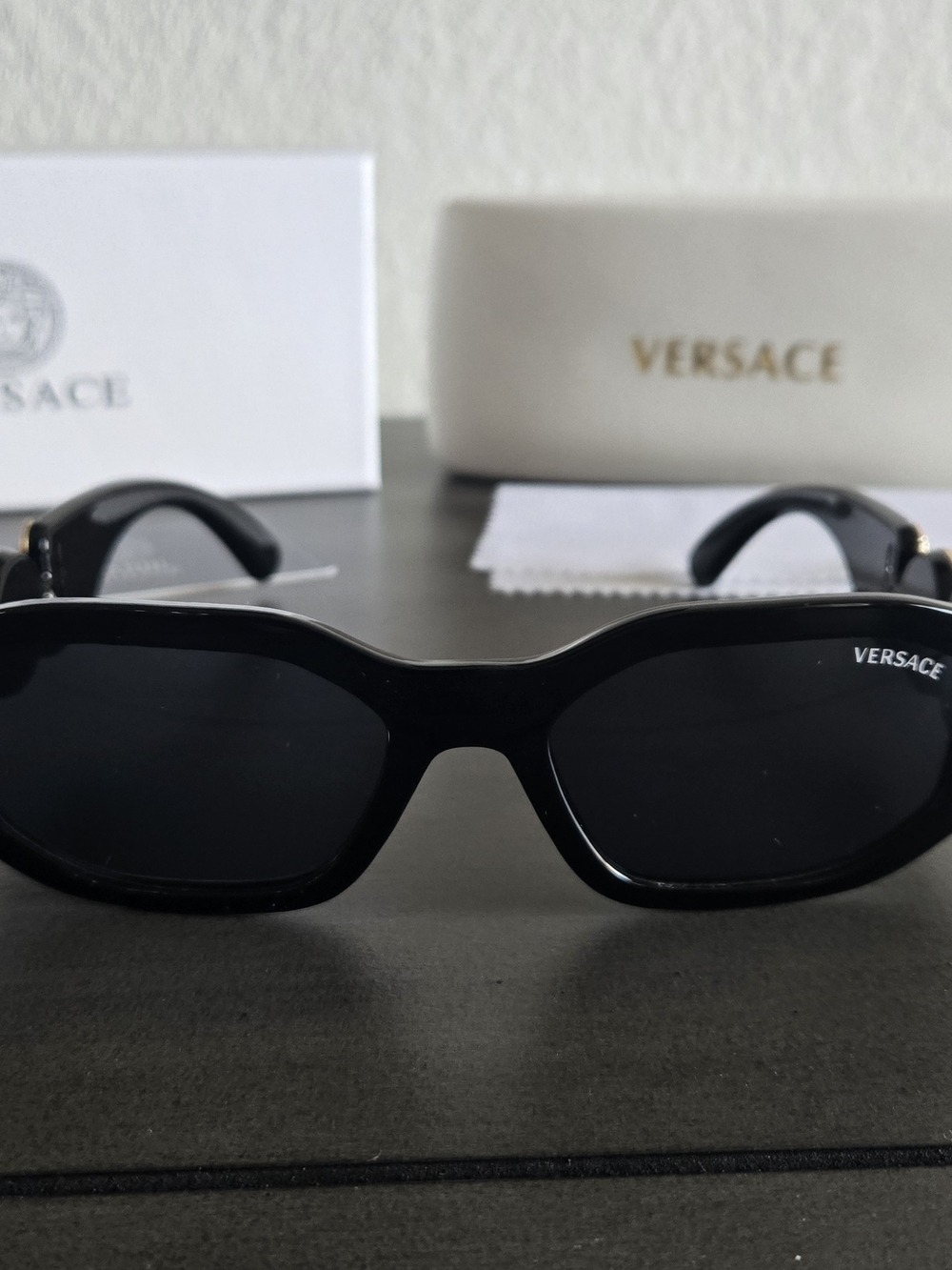 Versace - Picture 2 of 3